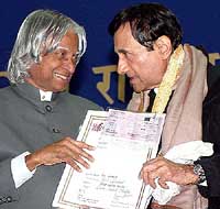 Film legend Dev Anand receives the Dada Saheb Phalke Award from the President, Dr A.P.J. Abdul Kalam, at Vigyan Bhavan in New Delhi on Monday.