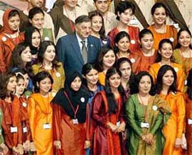 Pakistan Foreign Secretary Riaz Khokar poses with ushers who assisted in the closing ceremony of the SAARC summit in Islamabad