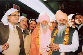 Swami Niranjan Dass and Swami Ramanand on their way to Kashi, Varanasi, were welcomed by devotees of Guru Ravi Dass Mission