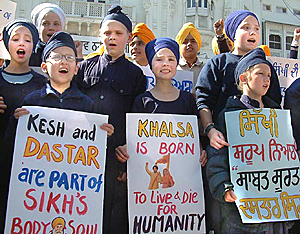 Sikh children hold a demonstration against the ban on turban in France, near the Golden Temple in Amritsar, on Thursday. The protest coincides with the visit of French Foreign Minister Dominique de Villepin to India.