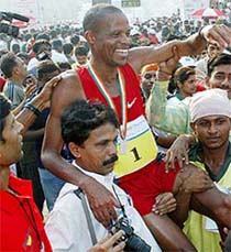 Fans lift South African athlete Hendrik Ramaala after his victory at the Mumbai International Marathon
