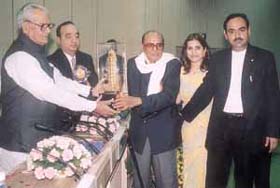 Vice President Bhairon Singh Shekhawat presenting the Architect of the Year Awards-2001&2002 at Vigyan Bhawan in the Capital
