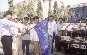 Inderjit Singh Dhillon of HelpAge India flagging off a mobile medicare unit donated by Asian Paints