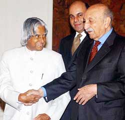 The President, Dr A.P.J. Abdul Kalam, welcomes former King of Afghanistan Zaheer Shah, who called on him at Rashtrapati Bhavan in New Delhi on Friday. 