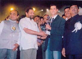 Bollywood star Hrithik Roshan receiving the "'Star of the Millennium" award from Mr Mukhtar Abbas Naqvi at the 14th Sur Aradhana Awards 2004