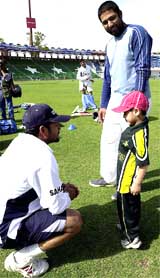 Sachin Tendulkar (left) speaks with Pakistani cricket captain Inzaman-ul-Haq and his son during a practice session at the Gaddafi Stadium in Lahore 