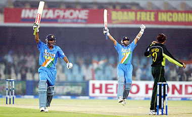 Mohammad Kaif and Rahul Dravid raise their bats as Pakistans Shahid Afridi looks on after India beat Pakistan by five wickets