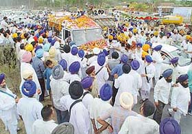 A massive turnout of mourners receive the body of SGPC chief Gurcharan Singh Tohra at Shambhu barrier, near Rajpura