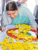 Flt Lt Mayank Mayurs mother Purnima breaks down at the cremation of her son in Ambala Cantonment on Tuesday.