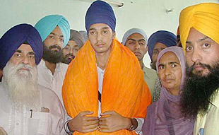 Tarlochan Singh Gill (centre), who was elected president of the All-India Sikh Students Federation in Amritsar