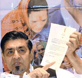 Delhi Sadar Congress candidate Jagdish Tytler addressing a press conference in the Capital