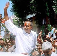 Andhra Pradesh Congress President and chief ministerial candidate Dr Y. S. Rajshekhar Reddy greets his supporters in Hyderabad after his party-led alliance swept the Assembly poll