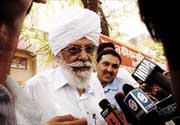 Harkishen Singh Surjeet talks to mediapersons