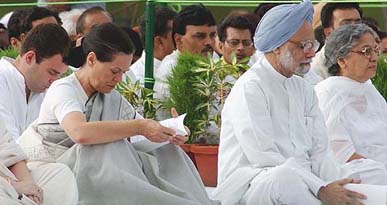 Congress President Sonia Gandhi and her son Rahul with Prime Minister-designate Manmohan Singh and his wife Gursharan Kaur at the samadhi of late Prime Minister Rajiv Gandhi 
