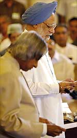 President A.P.J. Abdul Kalam administers oath of office to Prime Minister Manmohan Singh 
