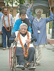Octogenarian Pakistani Punjabi writer A.J. Josh, who was born in Amritsar, enters India through the Wagah checkpost on Thursday