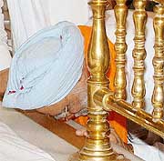 Prime Minister Manmohan Singh pays his obeisance at Gurdwara Bangla Sahib in New Delhi