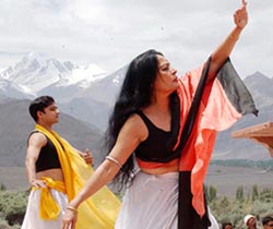 Noted danseuse Sonal Mansingh performing along with her troupe at the "Sindhu Darshan"