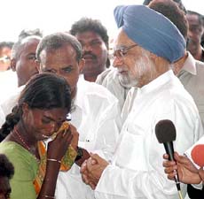 Prime Minister Manmohan Singh with family members of Andhra Pradesh farmers who committed suicide on account of failed crops and debt-burden