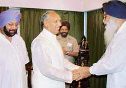 The Punjab Governor, Justice O. P. Verma (retd), greets SAD President Parkash Singh Badal who accompanied Chief Minister Amarinder Singh to Raj Bhavan