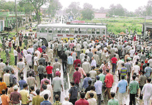 Protesters block the Una-Nangal national highway at Antaryamis village, Dehlan, demanding the release of the Indian hostages in Iraq