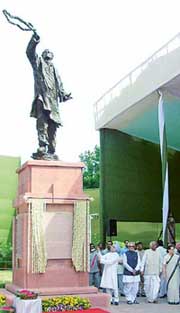 Prime Minister Manmohan Singh unveils the statue of the late Rajiv Gandhi on his 60th birth anniversary in New Delhi