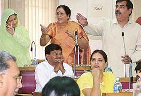 BJP councillor, Ms Kamla Sharma and Chandigarh Vikas Manch councillor, Mr Jatinder Bhatia make a point at the meeting of the MC House in Chandigarh