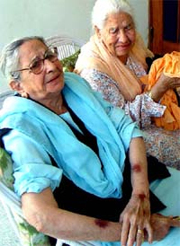 Air Vice-Marshal Harjinder Singh’s widow, Ms Beant Kaur weeps over her plight, while her younger sister Satwant Kaur shows injury marks on her arms in Chandigarh