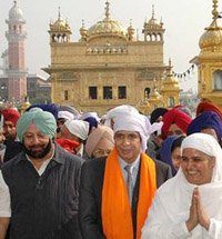 Punjab (Pakistan) Chief Minister Parvaiz Elahi is flanked by Punjab Chief Minister Amarinder Singh and SGPC President Jagir Kaur as they come out of Golden Temple in Amritsar on Thursday.