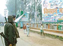 Rashtriya Janata Dal hoardings for the kisan mazdoor rally are removed on the orders of the Election Commission of India from Patna on Tuesday. 
