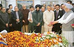Prime Minister Manmohan Singh lays petals on the garlanded body of P.V. Narasimha Rao, Indias former Prime Minister, in New Delhi on Thursday. 