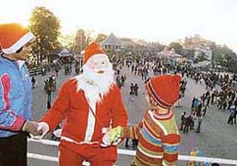 Santa Claus shakes hand with Children at The Ridge in Shimla