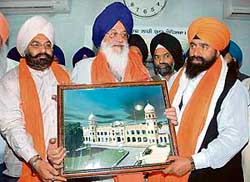PSGPC chief Bishan Singh presents a photograph of Nankana Sahib to SGPC chief Avtar Singh Makkar at Amritsar on Thursday.