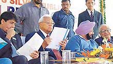 Mr Arshad Ansari, President, Lahore Press Club, Haryana Governor A.R. Kidwai, Punjab Chief Minister Capt Amarinder Singh and The Tribune Editor-in-Chief, Mr H.K. Dua, at the inauguration of the two-day Panj Darya Media Conference at the Chandigarh Press Club