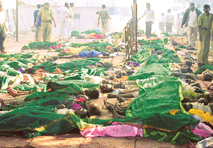 Bodies of devotees lying outside Mandradevi Temple in Satara district of Maharastra on Tuesday. 
