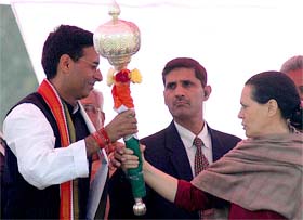 AICC President Sonia Gandhi with Haryana Congress working president Randeep Surjewala at a rally in Narwana