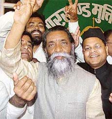 JMM chief Shibu Soren shows victory sign after being invited by the Governor to form the new government in Ranchi