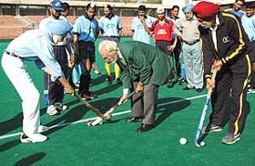 “Bully off”. This is how veteran Olympians Balbir Singh (senior) and Sehzada Shah Rukh gave a glimpse of their hockey skills to young players at the Sector 42 Hockey Stadium in Chandigarh