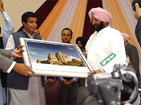 Pakistan Punjab Chief Minister Pervaiz Elahi presents painting of Katas Raj temple to Punjab Chief Minister Amarinder Singh 