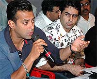 Bollywood star Salman Khan (left) interacts with the media in favour of small screen star Aman Verma (centre) after a private news channel allegedly framed him in a sting operation to expose the casting couch in Mumbai on Friday. 