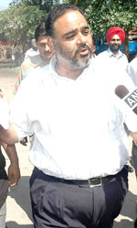 Liquor contractor Ponty Chadha arrives at Rotary Bhavan in Ludhiana to attend the liquor vends auction on Sunday.