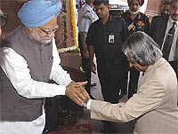 President APJ Abdul Kalam shakes hands with Prime Minister Manmohan Singh at Parliament House on Monday.