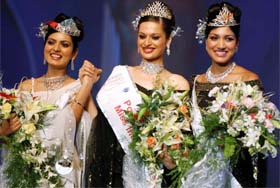 Newly crowned Pond's Femina Miss India-Universe Amrita Thappar poses with Niharika Singh and Sindura Gadde in Mumbai on Sunday