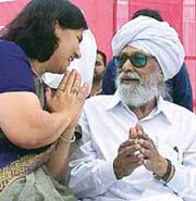 Harkishan Singh Surjit being welcomed by Mayor of Chandigarh