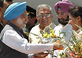 Prime Minister being welcomed by Congress General Secretary Ambika Soni