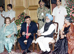 Prime Minister Manmohan Singh and Pakistan President Pervez Musharraf with their wives at the dinner hosted by the former in New Delhi on Saturday.