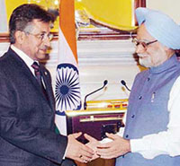 Pakistan President Pervez Musharraf shakes hands with Prime Minister Manmohan Singh following a joint press conference, in New Delhi on Monday.