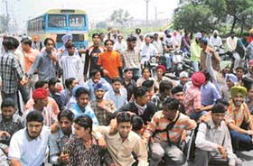 Students of ITI, Rajpura, block the Rajpura-Patiala highway at Rajpura