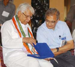 External Affairs Minister, K. Natwar Singh showing two replicas of Tagores stolen Nobel medallion to Nobel laureat Amartya Sen during a function in Santiniketan 