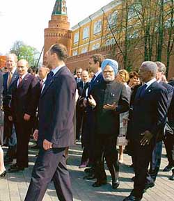 Prime Minister Manmohan Singh and UN Secretary-General Kofi Annan walk along with other Heads of State and Governments, who gathered to take part in the ceremonies to mark the 60th anniversary of allied victory over Nazi Germany, in Moscows Red Square on Monday. 
